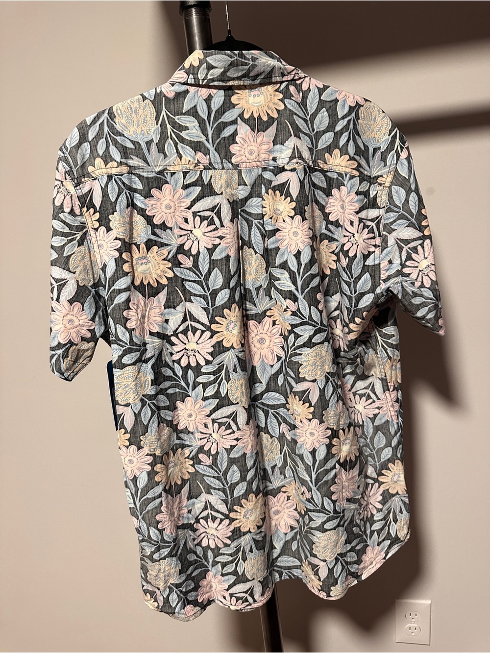 Medium | O’Neill | Black Floral Button-Up Shirt | Tropical Hawaiian - Picture 7 of 7